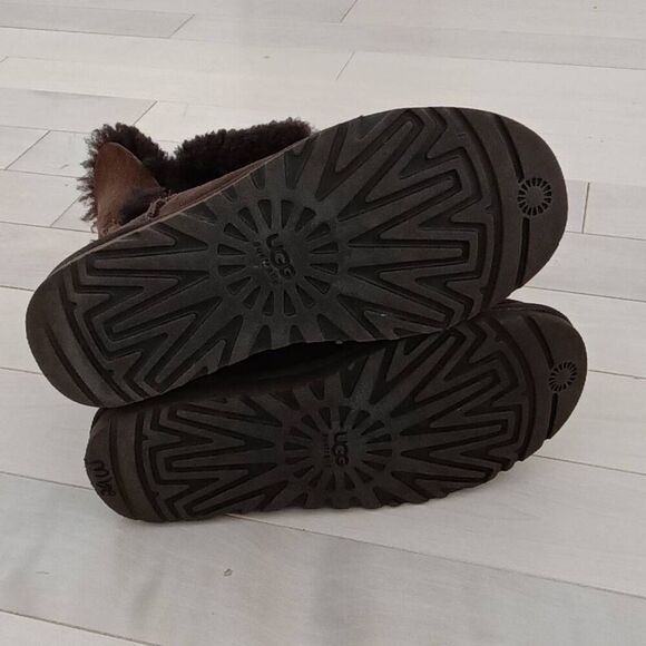 UGG Women's Bailey Button Winter Calf Boots 5803 Chocolate Brown Size 6 - Picture 3 of 5